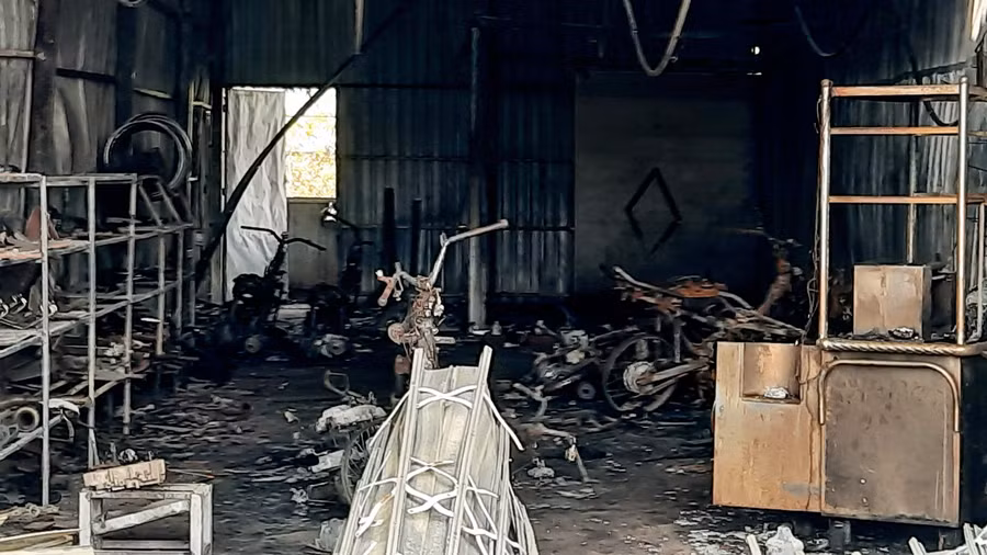 Hơn chục xe mô tô bị cháy rụi.