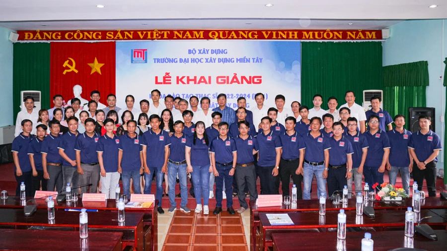 Lãnh đạo nhà trường chụp ảnh lưu niệm cùng học viên.