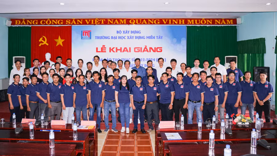 Lãnh đạo nhà trường chụp ảnh lưu niệm cùng học viên.