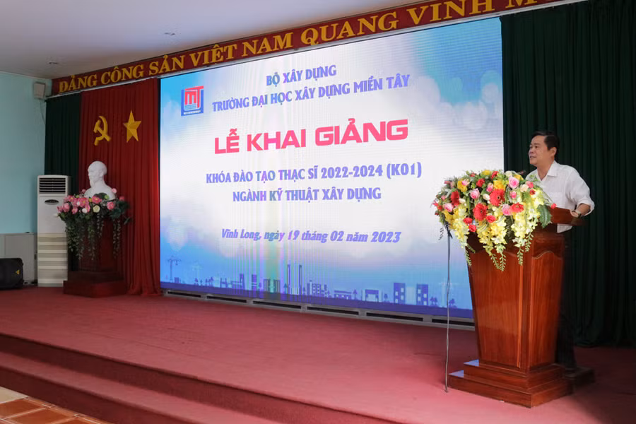TS. Nguyễn Văn Xuân - Bí thư Đảng ủy, Hiệu trưởng phát biểu khai mạc tại buổi lễ.