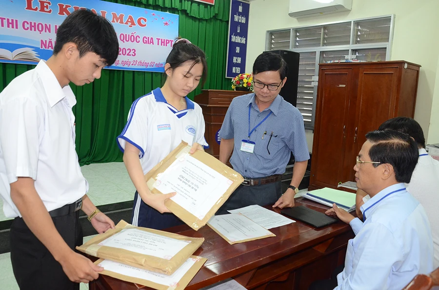 Thí sinh xác nhận bì đựng đề thi còn nguyên vẹn dấu niêm phong, không chắp vá.