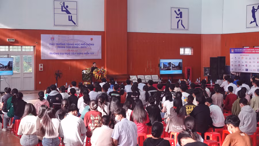 Quang cảnh buổi hướng nghiệp.