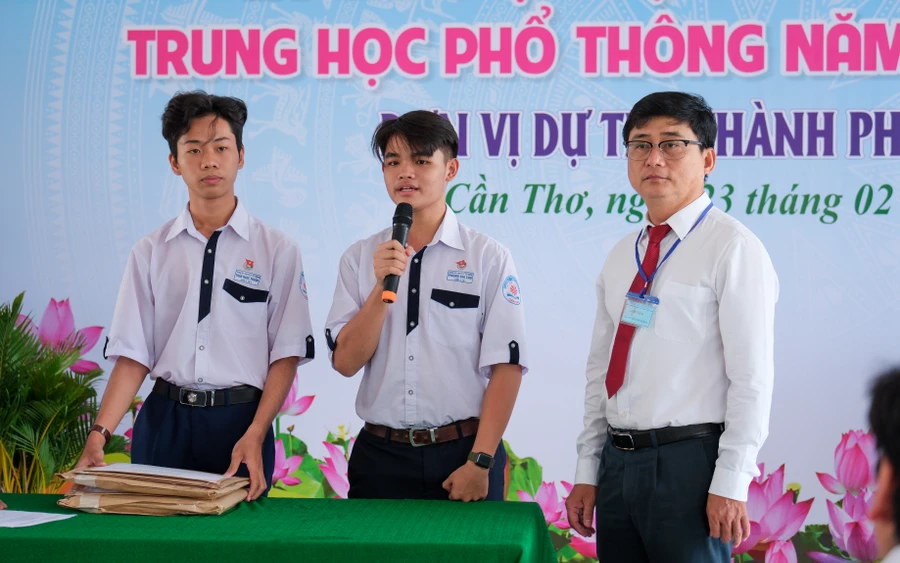 Học sinh xác nhận bì đựng đề thi còn nguyên vẹn dấu niêm phong, không chắp vá.