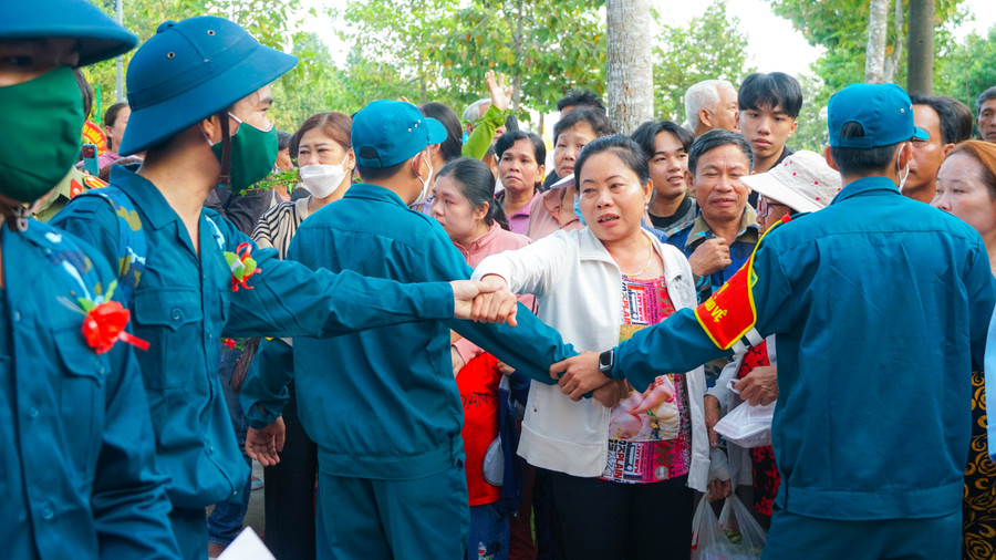 Trong ngày giao nhận quân, nhiều gia đình không kìm được cảm xúc. Trong ngày giao nhận quân, nhiều gia đình không kìm được cảm xúc.