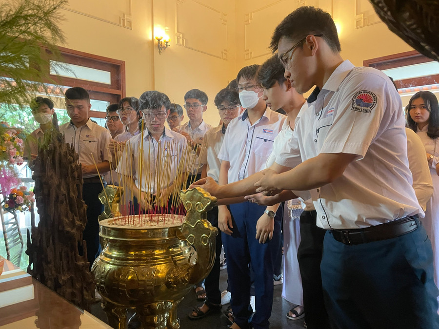 Học sinh thắp hương và lắng nghe những câu chuyện về cố Thủ tướng. Học sinh thắp hương và lắng nghe những câu chuyện về cố Thủ tướng.
