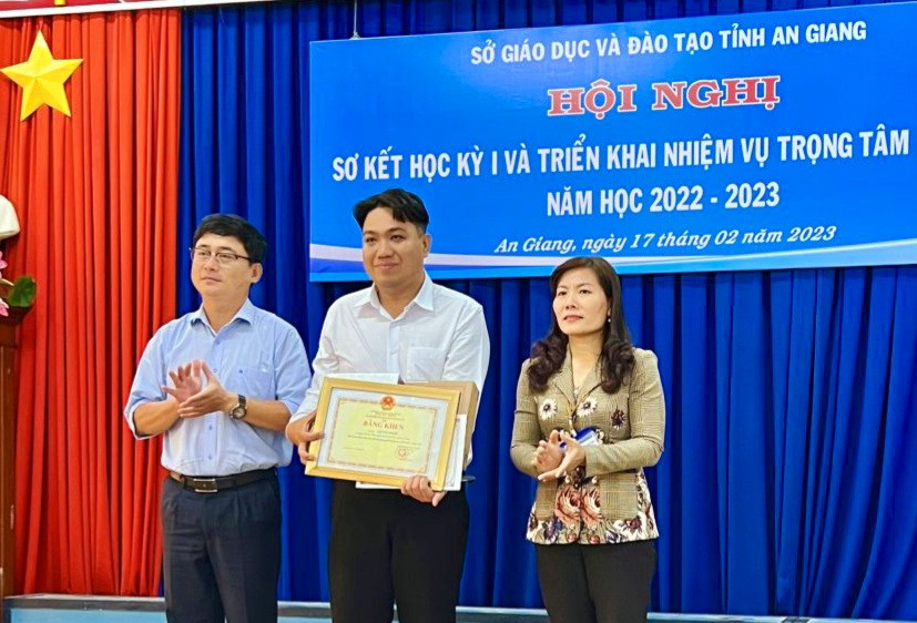 Sở GD&ĐT đã trao tặng Bằng khen Bộ GD&ĐT cho Giáo viên Trường Tiểu học Phú Long (huyện Phú Tân). Sở GD&ĐT đã trao tặng Bằng khen Bộ GD&ĐT cho Giáo viên Trường Tiểu học Phú Long (huyện Phú Tân).