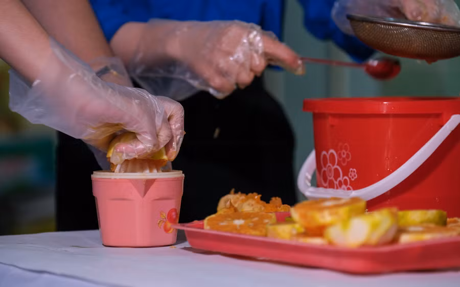 Ngoài hình thức trao tay những túi cam, trung tâm còn phối hợp với Đoàn phường Cái Khế vắt hơn 200 ly nước cam dành tặng cho các bệnh nhân tại Bệnh viện Ung bướu Cần Thơ.