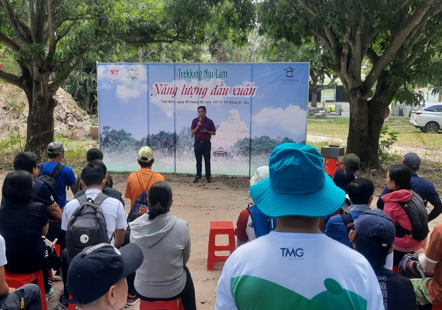 Ông Lê Trung Hiếu, Giám đốc Trung tâm Xúc tiến Thương mại và Đầu tư An Giang phát biểu khai mạc chương trình. Ông Lê Trung Hiếu, Giám đốc Trung tâm Xúc tiến Thương mại và Đầu tư An Giang phát biểu khai mạc chương trình.