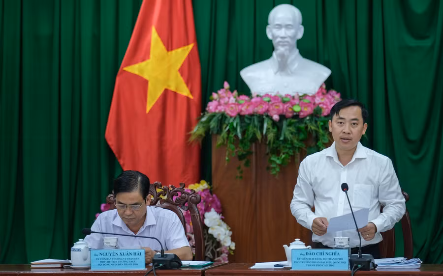 Ông Ðào Chí Nghĩa - Phó Trưởng đoàn Ðoàn đại biểu Quốc hội thành phố, Trưởng đoàn giám sát phát biểu chỉ đạo tại buổi làm việc.