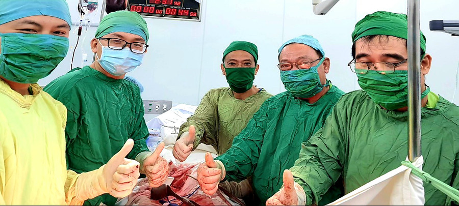 Niềm vui của ê kíp bác sĩ khi thực hiện thành công ca phẫu thuật cấp cứu bé Y.