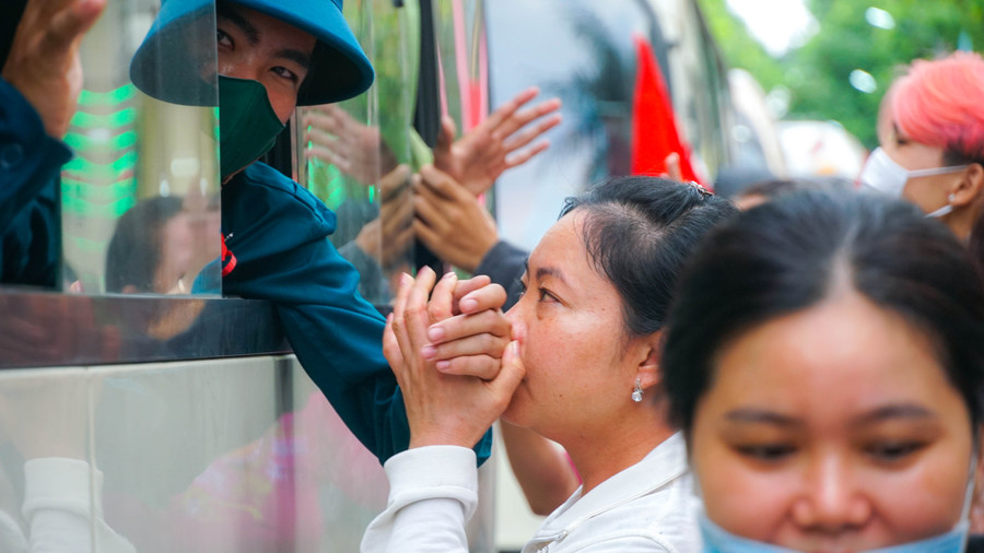 Khoảnh khắc tay chia tay gia đình, người thân lên đường nhập ngũ. Khoảnh khắc tay chia tay gia đình, người thân lên đường nhập ngũ.