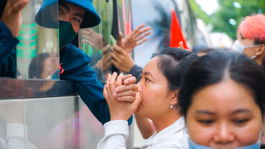 Khoảnh khắc tay chia tay gia đình, người thân lên đường nhập ngũ.