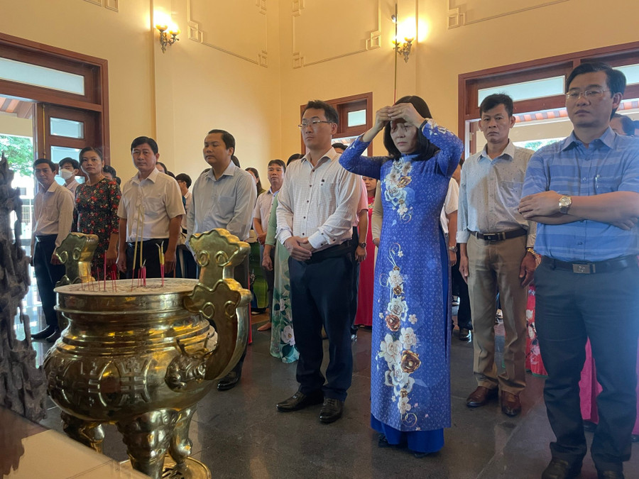 Đoàn thắp hương cố Thủ tướng Võ Văn Kiệt. Đoàn thắp hương cố Thủ tướng Võ Văn Kiệt.