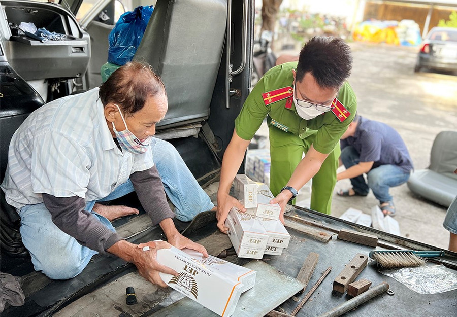 Thuốc lá lậu được tài xế Dược cất giấu tinh vi trong khoang trống dưới sàn xe. Thuốc lá lậu được tài xế Dược cất giấu tinh vi trong khoang trống dưới sàn xe.