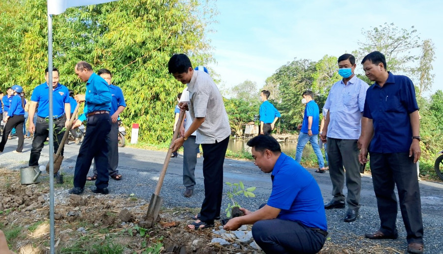 Thanh niên An Giang trồng hơn 8.000 cây xanh sau lễ phát động.