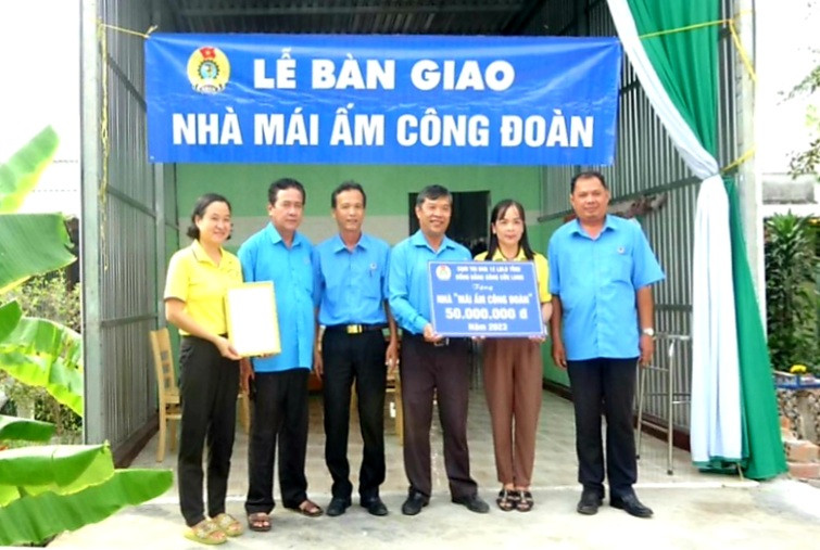 Bàn giao nhà Mái ấm công đoàn cho giáo viên khó khăn về nhà ở.