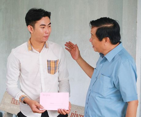 Lãnh đạo Tỉnh ủy thăm hỏi sức khỏe, tâm tư, nguyện vọng tân binh trước khi nhập ngũ. Lãnh đạo Tỉnh ủy thăm hỏi sức khỏe, tâm tư, nguyện vọng tân binh trước khi nhập ngũ.