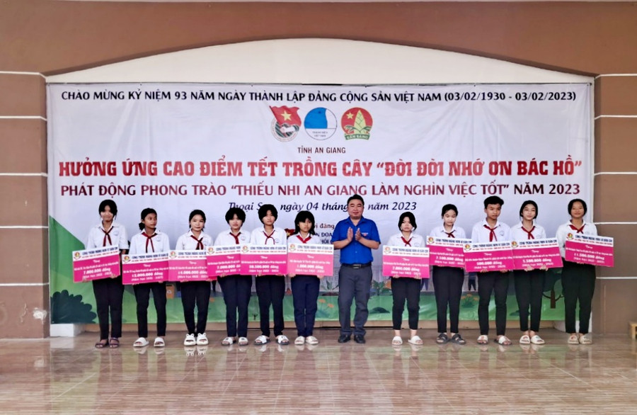 Huyện đoàn Thoại Sơn (An Giang) trao 10 suất học bổng các em học sinh trên địa bàn huyện.
