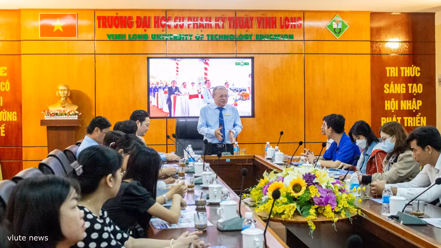 PGS.TS Cao Hùng Phi, Hiệu trưởng Trường ĐH Sư phạm Kỹ thuật Vĩnh Long chia sẻ tại ngày hội tuyển sinh.