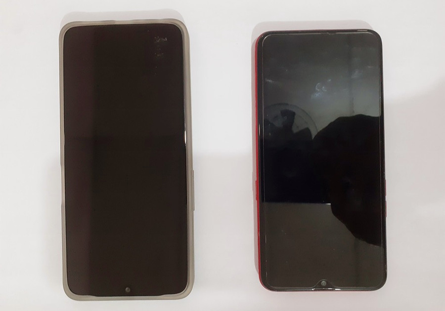 Hai chiếc điện thoại Duy giao nộp cơ quan công an.