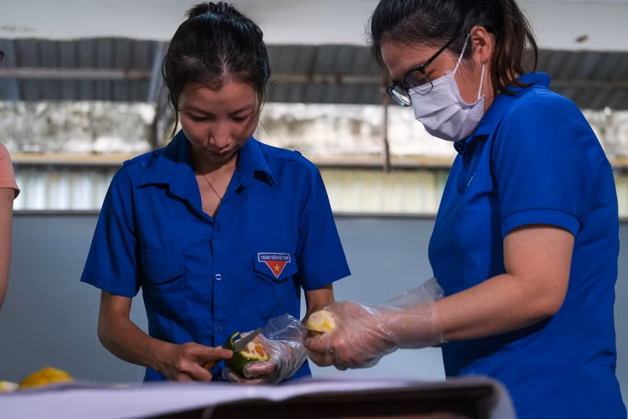 Cam được vệ sinh sạch sẽ và gọt vỏ cẩn thận để không bị đắng.