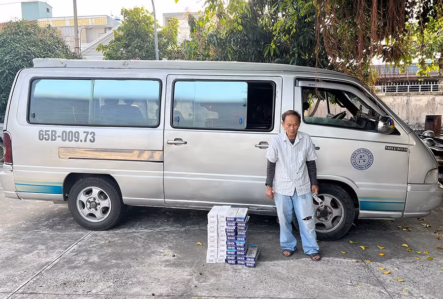 Tài xế Dược cùng phương tiện và tang vật.