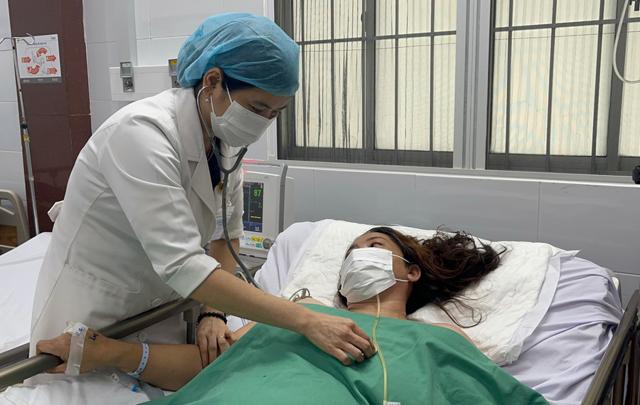 Bệnh nhân C tỉnh, tiếp xúc tốt, sinh tồn ổn. Bệnh nhân C tỉnh, tiếp xúc tốt, sinh tồn ổn.