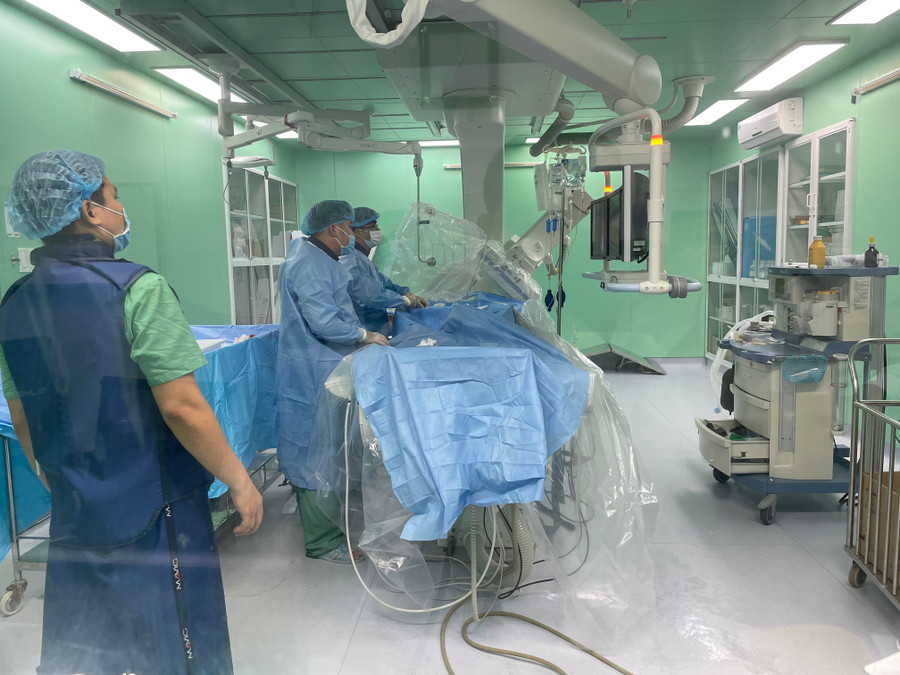 Hình ê kíp đang can thiệp bệnh nhân đột quỵ. Hình ê kíp đang can thiệp bệnh nhân đột quỵ.