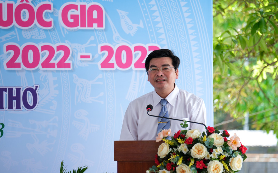 Lãnh đạo Sở GD&ĐT TP Cần Thơ động viên tinh thần thí sinh trước kỳ thi.