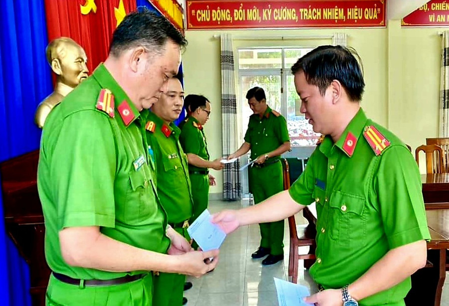 Trung tá Nguyễn Đức Hậu - Trưởng Công an TP Long Xuyên trao khen thưởng cho các tập thể.