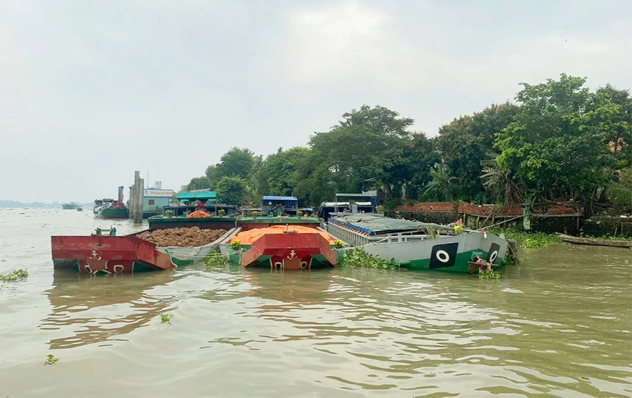 Số phương tiện vận chuyển đất không rõ nguồn gốc trên sông Hậu bị phát hiện.