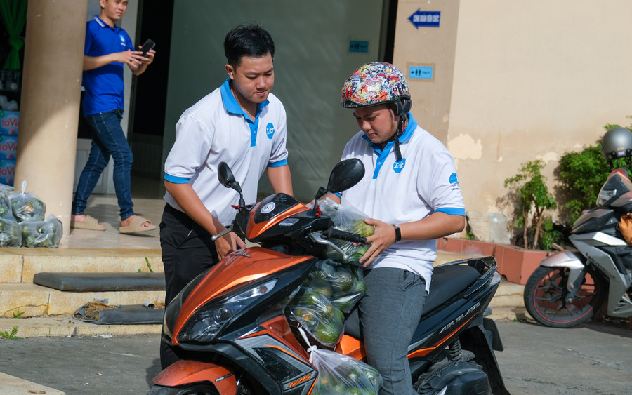 Chung tay hỗ trợ nông dân tiêu thụ cam sành ở Vĩnh Long.