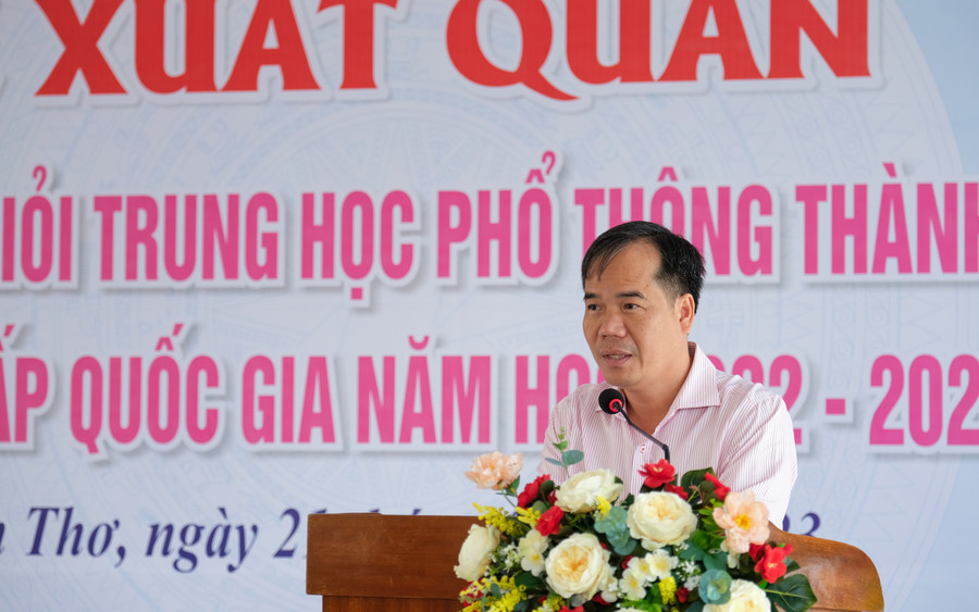 Ông Nguyễn Phúc Tăng, Phó Giám đốc Sở GD&ĐT TP Cần Thơ phát biểu tại lễ xuất quân. Ông Nguyễn Phúc Tăng, Phó Giám đốc Sở GD&ĐT TP Cần Thơ phát biểu tại lễ xuất quân.