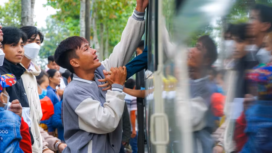 Khoảnh khắc tay chia tay gia đình, người thân lên đường nhập ngũ.