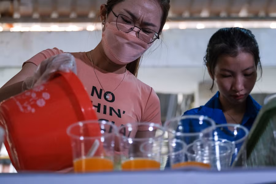 Công tác chế biến được các bạn trẻ làm kỹ lưỡng, sạch sẽ đảm bảo vệ sinh an toàn thực phẩm.