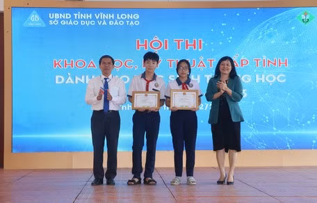 Lãnh đạo Sở GD&ĐT Vĩnh Long trao giải nhất tại hội thi.