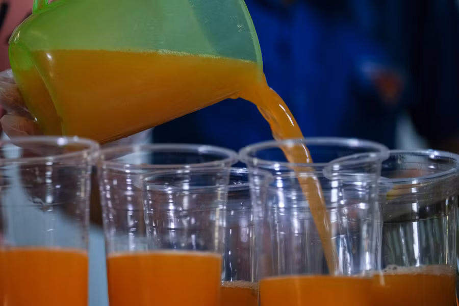 Mỗi ly nước cam mát lành thể hiện tấm lòng các bạn trẻ đối với những người bệnh, nhân ngày Thế giới phòng chống ung thư.