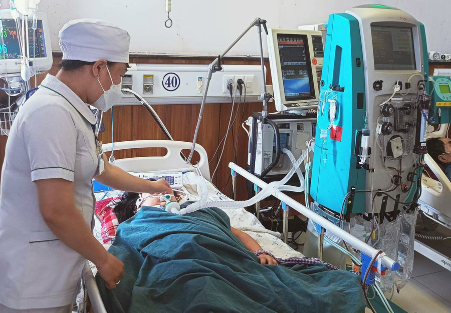 Một bệnh nhân rơi vào hôn mê, phải thở máy, lọc máu.