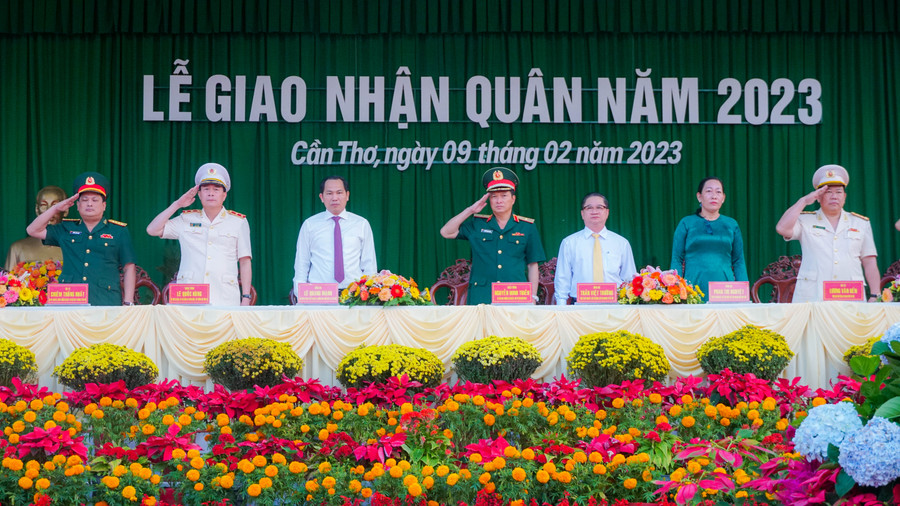 Ông Trần Việt Trường, Chủ tịch UBND TP Cần Thơ nhấn mạnh tại buổi lễ: "Là những người con ưu tú của thành phố Cần Thơ, các em phải thấy được niềm vinh dự, tự hào là thế hệ kế thừa, tiếp tục phát huy truyền thống quê hương, tiếp bước cha anh, hăng hái lên đường bảo vệ Tổ quốc”. Ông Trần Việt Trường, Chủ tịch UBND TP Cần Thơ nhấn mạnh tại buổi lễ: "Là những người con ưu tú của thành phố Cần Thơ, các em phải thấy được niềm vinh dự, tự hào là thế hệ kế thừa, tiếp tục phát huy truyền thống quê hương, tiếp bước cha anh, hăng hái lên đường bảo vệ Tổ quốc”.