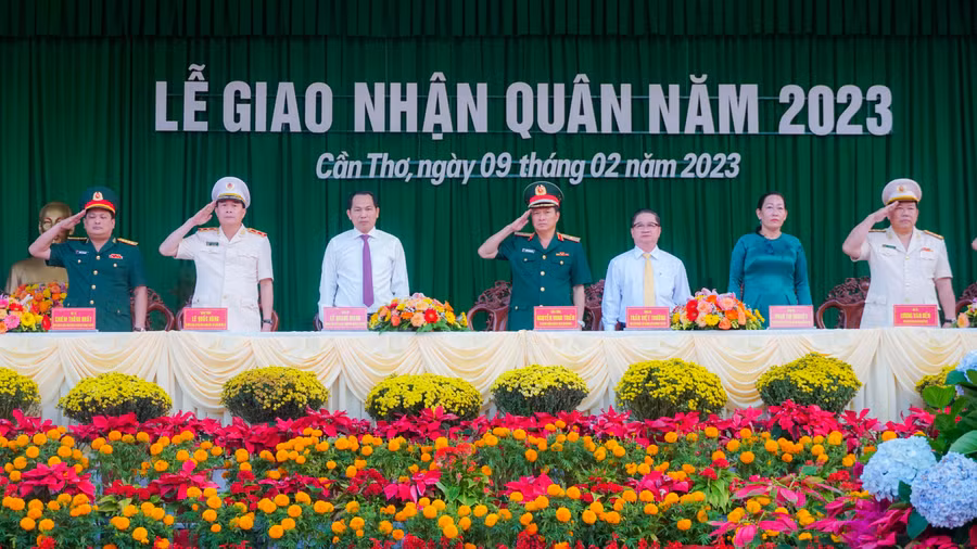 Ông Trần Việt Trường, Chủ tịch UBND TP Cần Thơ nhấn mạnh tại buổi lễ: "Là những người con ưu tú của thành phố Cần Thơ, các em phải thấy được niềm vinh dự, tự hào là thế hệ kế thừa, tiếp tục phát huy truyền thống quê hương, tiếp bước cha anh, hăng hái lên đường bảo vệ Tổ quốc”.