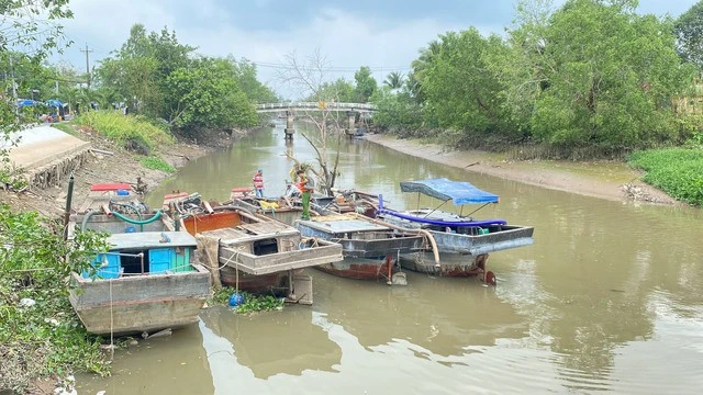 3 ghe khai thác cát trái phép trên sông Tiền.