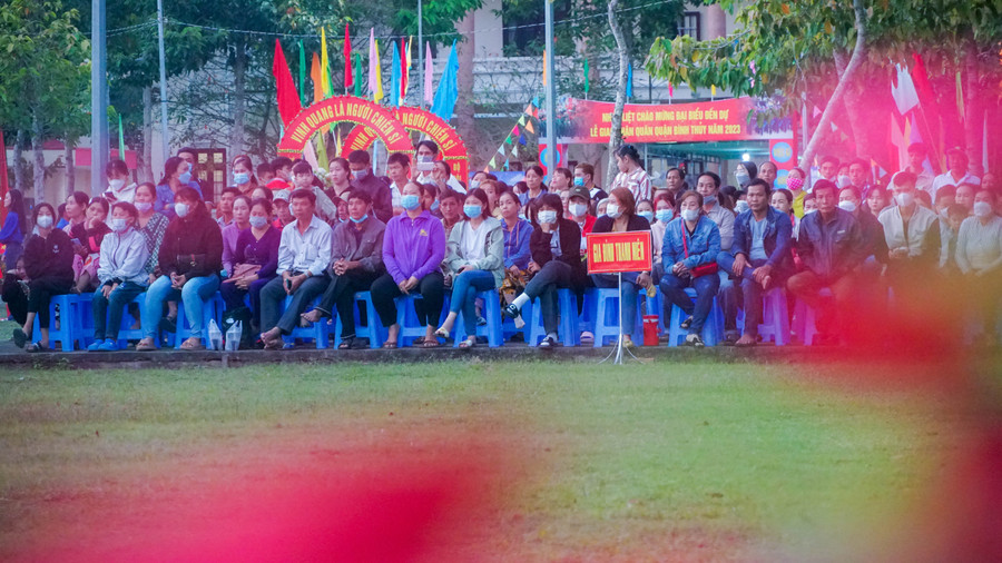 Từ sáng sớm, các gia đình và những người thân đã đến để tiễn đưa những tân binh lên đường nhập ngũ. Từ sáng sớm, các gia đình và những người thân đã đến để tiễn đưa những tân binh lên đường nhập ngũ.