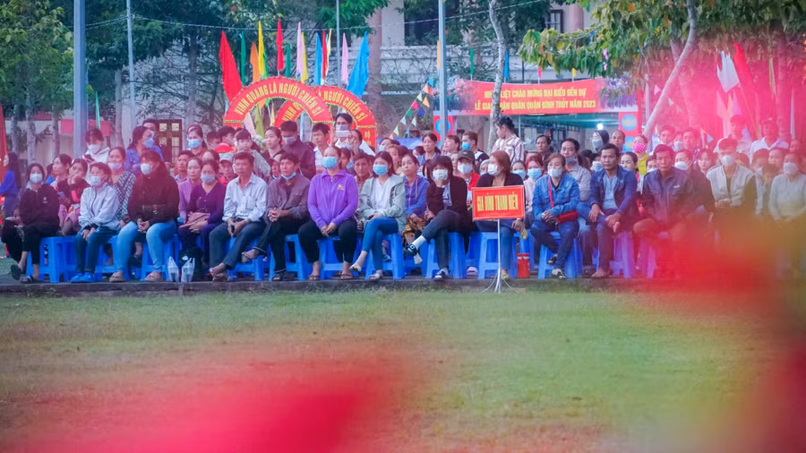 Từ sáng sớm, các gia đình và những người thân đã đến để tiễn đưa những tân binh lên đường nhập ngũ.