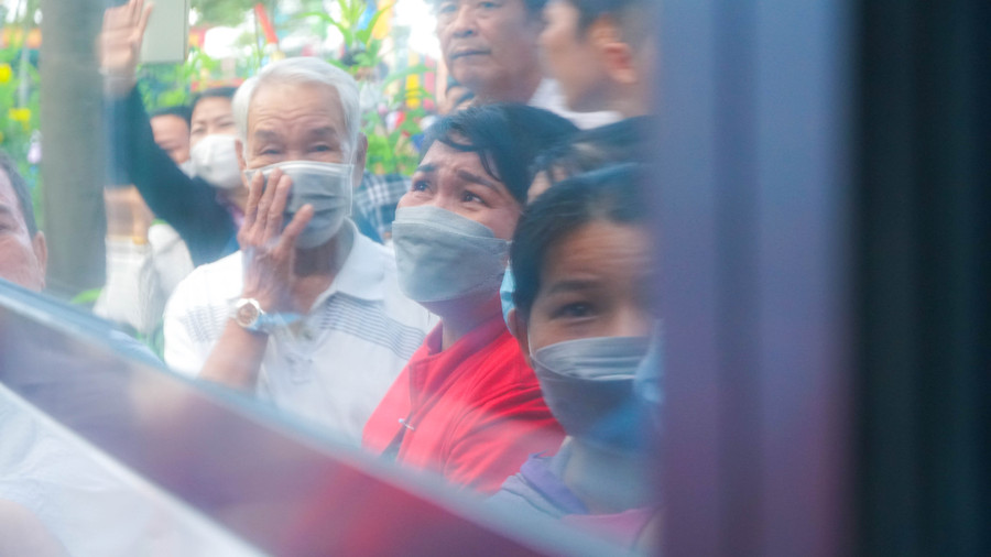 Khoảnh khắc tay chia tay gia đình, người thân lên đường nhập ngũ. Khoảnh khắc tay chia tay gia đình, người thân lên đường nhập ngũ.