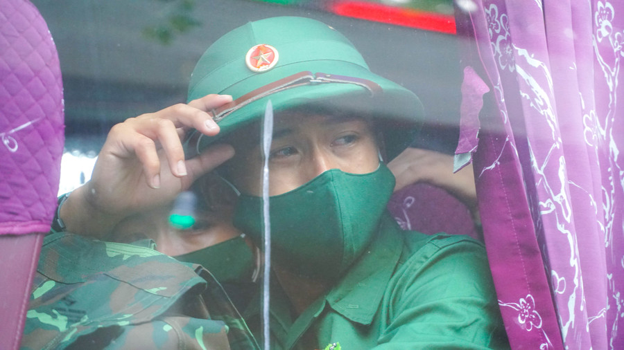 Nguyễn Phước Tính (24 tuổi, phường Ba Láng, quận Cái Răng) cho biết, em đã tốt nghiệp đại học chuyên ngành Quản lý xây dựng và đã có việc làm. Thế nhưng, với lòng yêu thích màu áo lính, Tính đã tình nguyện viết đơn tham gia nghĩa vụ quân sự. Nguyễn Phước Tính (24 tuổi, phường Ba Láng, quận Cái Răng) cho biết, em đã tốt nghiệp đại học chuyên ngành Quản lý xây dựng và đã có việc làm. Thế nhưng, với lòng yêu thích màu áo lính, Tính đã tình nguyện viết đơn tham gia nghĩa vụ quân sự.