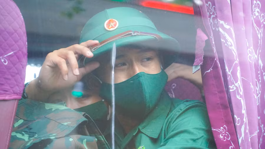 Nguyễn Phước Tính (24 tuổi, phường Ba Láng, quận Cái Răng) cho biết, em đã tốt nghiệp đại học chuyên ngành Quản lý xây dựng và đã có việc làm. Thế nhưng, với lòng yêu thích màu áo lính, Tính đã tình nguyện viết đơn tham gia nghĩa vụ quân sự.