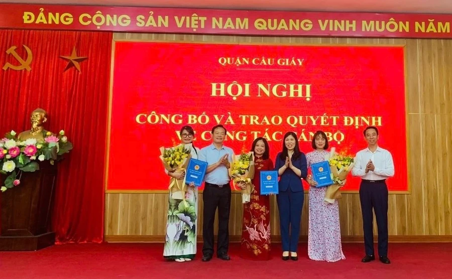 Bà Trần Thị Phương Hoa - Bí thư Quận uỷ Cầu Giấy (thứ 3 từ phải sang) cùng đại biểu lãnh đạo quận Cầu Giấy chúc mừng, trao quyết cho Ban Giám hiệu Trường Mầm non Bình Minh.