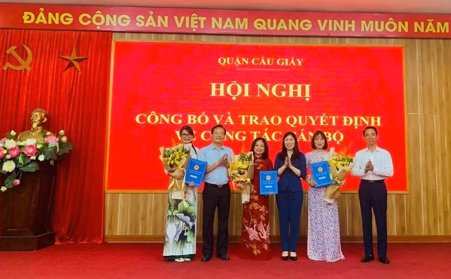 Bà Trần Thị Phương Hoa - Bí thư Quận uỷ Cầu Giấy (thứ 3 từ phải sang) cùng đại biểu lãnh đạo quận Cầu Giấy chúc mừng, trao quyết cho Ban Giám hiệu Trường Mầm non Bình Minh.