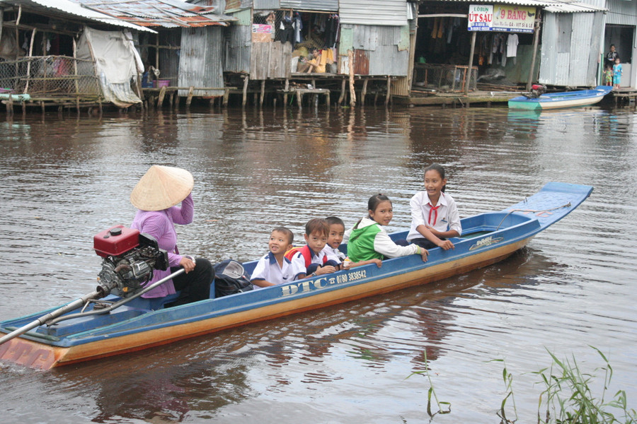 Học sinh tỉnh Cà Mau đến trường bằng đò. Ảnh: T.G Học sinh tỉnh Cà Mau đến trường bằng đò. Ảnh: T.G