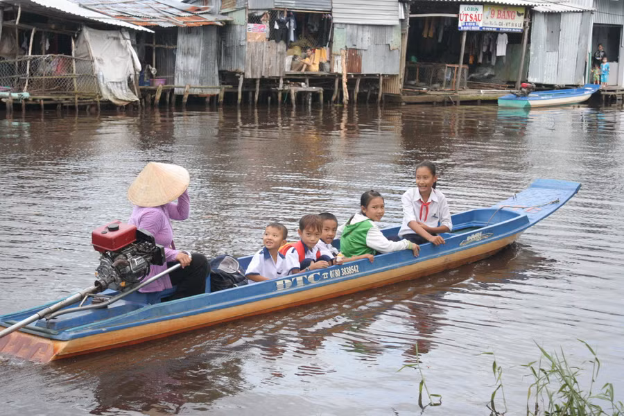 Học sinh tỉnh Cà Mau đến trường bằng đò. Ảnh: T.G